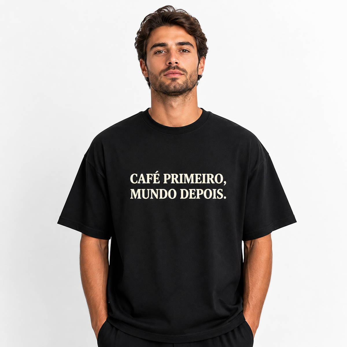 Modelo vestindo Camiseta Café Primeiro, Mundo Depois