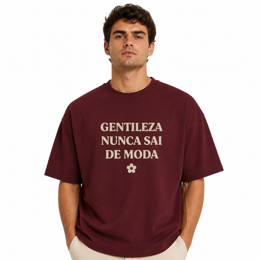Modelo vestindo Camiseta Gentileza Nunca Sai de Moda