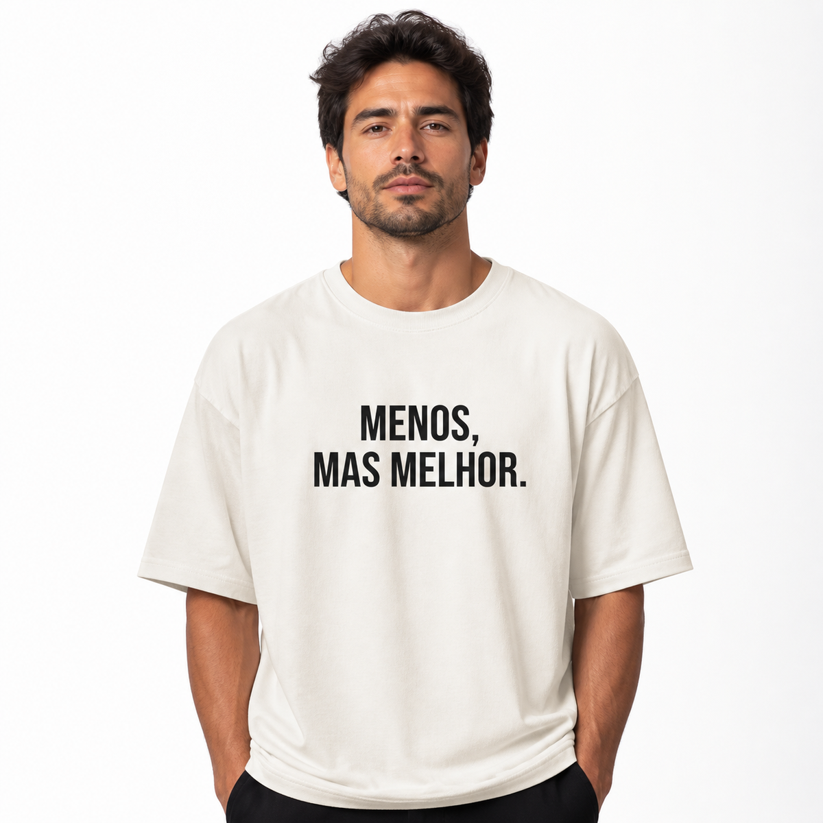 Modelo vestindo Camiseta Menos, Mas Melhor
