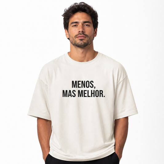 Modelo vestindo Camiseta Menos, Mas Melhor