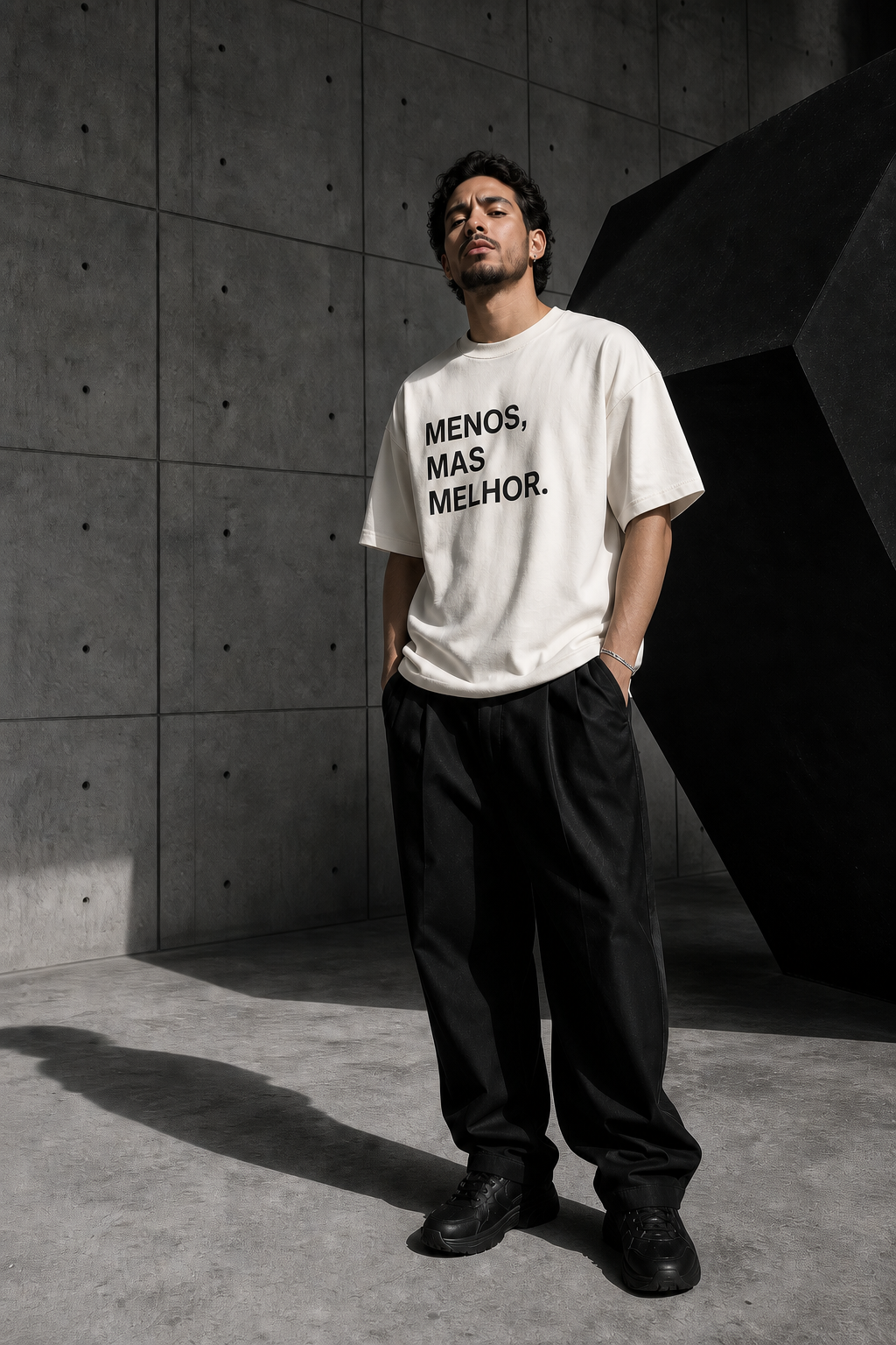 Modelo con la camiseta Menos, Mas Mejor